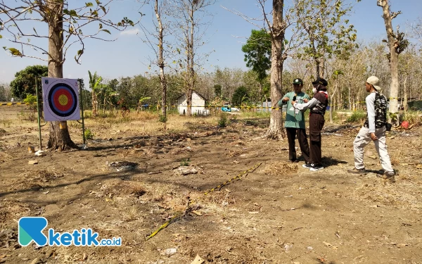 Foto Peserta tunagrahita saat mengikuti kegiatan memanah.  (foto: Sutejo Rc/ketik.co.id)