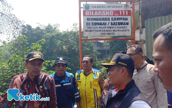 Foto Pemkot Malang saat meninjau perbaikan jembatan. (Foto: Lutfia/Ketik.co.id)