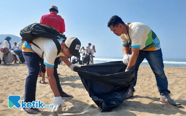 Foto Para relawan lingkungan tampak membersihkan sampah organik maupun anorganik di kawasan tersebut, sebelum dilakukan pelepasan tukik. (Foto: Al Ahmadi/Ketik.co.id)