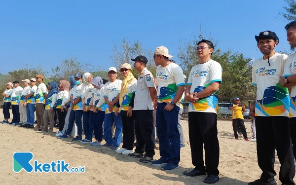 Foto Puluhan relawan dari PLN Nusantara Power UP Pacitan, berbagai stakeholder dan masyarakat setempat yang siap menjaga kelestarian lingkungan. (Foto: Al Ahmadi/Ketik.co.id)