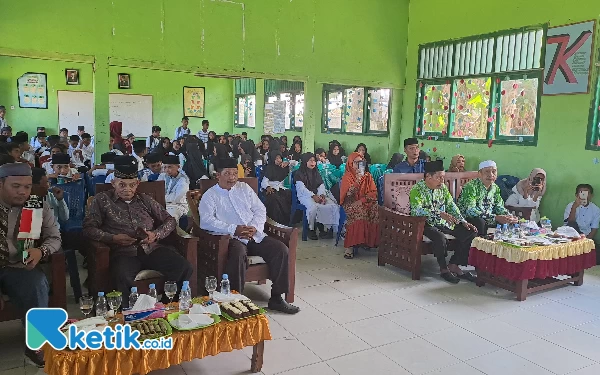 Foto Kepala MTs Al Badriyah Kupal Mubin Alasan (Kemeja putih) di dampingi para undangan (Foto Mursal Bahtiar)