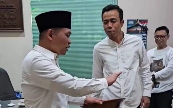 Thumbnail Berita - Lepas Jabatan Bupati, Cak Thoriq Mulai Ngantor di DPW PKB