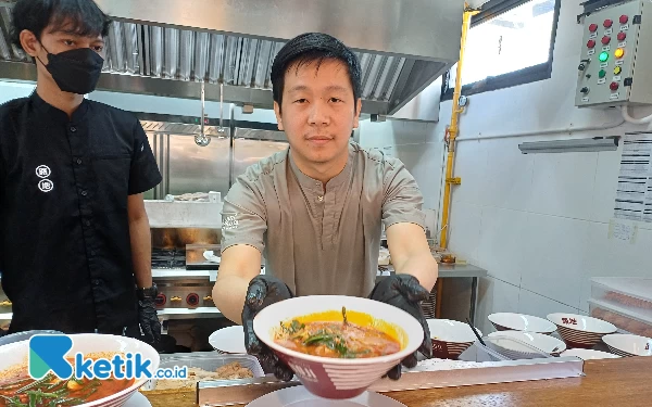 Foto Owner Roji Ramen Hernando menyajikan langsung ramen pesanan pelanggan, Rabu (4/10/2023). (Foto : M.Khaesar/Ketik.co.id)