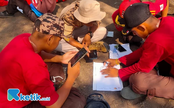 Foto Sebelum melakukan penjelajahan,  semua peserta yang sudah dibentuk haru melakukan pendalaman peta, sehingga tidak tersesat. (foto: Sutejo Rc/ketik.co.id)