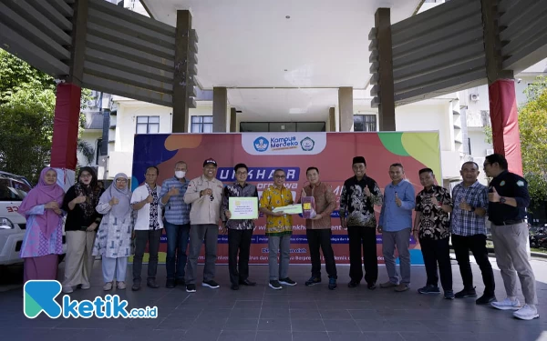 Foto Head of Community Affairs Harita Nickel, Latif Supriadi bersama Rektor 
Unkhair Dr. M. Ridha Ajam, M.Hum didampingi Manager Kantor Harita Ternate, Dedy 
Hermansyah menyerahkan secara simbolis kunci mobil ambulans (Foto Harita Nickel/Ketik.co.id)