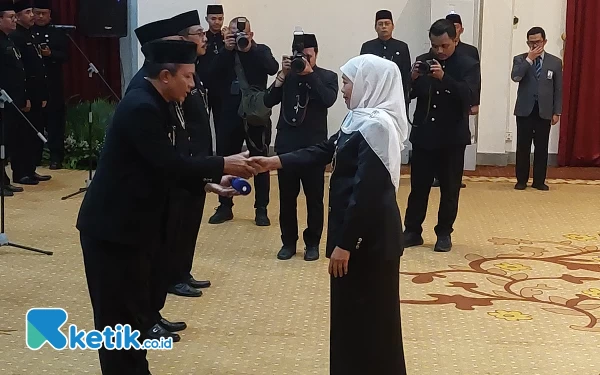 Foto Gubernur Khofifah saat memberikan selamat kepada para Guru di Gedung Negara Grahadi, (Foto: Husni Habib/Ketik.co.id)