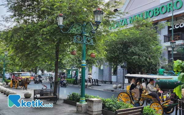 Foto Lampu hias tugu Malang memiki design yang menyerupai lampu hias di Jalan Malioboro Yogyakarta. (Foto: Dok. Ketik.co.id)