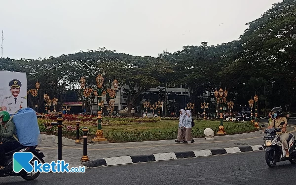 Foto Lampu hias di Alun-Alun Tugu Kota Malang didominasi warna hijau. (Foto: Lutfia/Ketik.co.id)