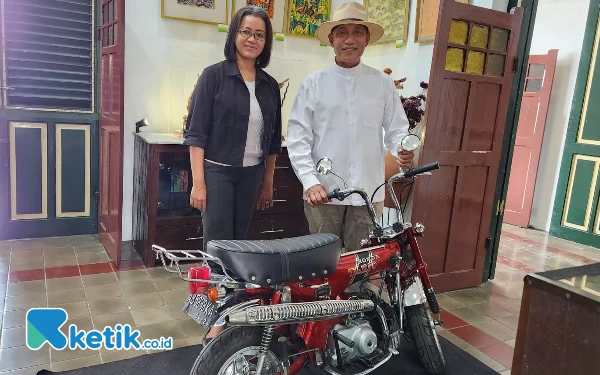 Foto GKR Mangkubumi mendampingi Arum Sabil melihat motor legendaris di Dhalem Poenakawan. (Foto: Naufal/Ketik.co.id)