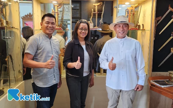 Foto Kiagus Firdaus, GKR Mangkubumi dan Arum Sabil foto bersama dengan latar belakang keris di Dhalem Poenakawan. (Foto: Naufal/Ketik.co.id)