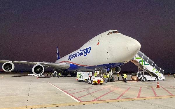 Foto Pesawat pembawa logistik MotoGP tiba di Bandara Internasional Lombok dari Jepang (5/10/2023). (Foto: MGPA