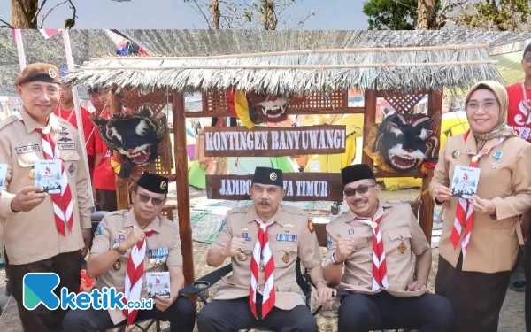 Foto Ka Kwarda Jatim H Arum Sabil beserta jajaranya saat berkunjung ke camp kontingen Banyuwangi (foto: Sutejo Rc/ketik.co.id)