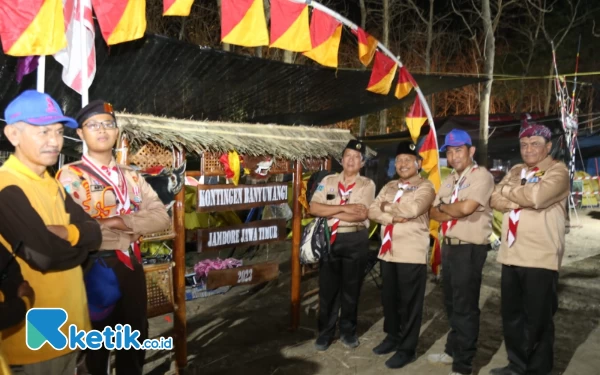 Foto Ka Kwarcab Banyuwangi Sugirah SPd MSi saat berkunjung ke tenda perkemahan.  (foto: Sutejo Rc/ketik.co.id)