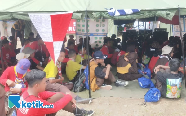 Foto Demi mendapat materi Saka Bahari rela sampai di luar tenda terkena sinar matahari (foto: Sutejo Rc/ketik.co.id)