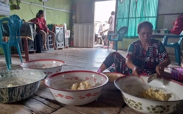 Foto Proses pembuatan kue Apang, apam atau apem khas Halmahera Selatan. (Mursal/ Ketik.co.id )