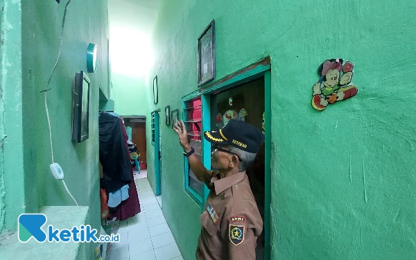 Foto Slamet menunjukkan kondisi rumahnya yang saat ini jauh lebih baik usai direnovasi. Sabtu (7/10/2023). (Foto: Husni Habib/Ketik.co.id)