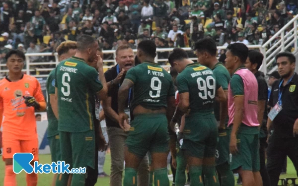 Foto Josep Gombau terlihat adu argumen dengan Paulo Victor usai pemain asal Brazil itu marah tidak jadi eksekutor pinalti, Sabtu (7/10/2023). (Foto : M.Khaesar/Ketik.co.id)