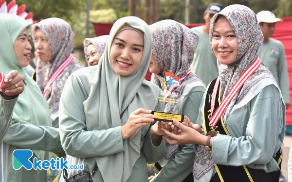 Foto Bunda PAUD Sidoarjo  Ning Sasha (kiri) dan Ketua Himpaudi Sidoarjo Khusnul Khotimah di tengah ribuan massa peserta jalan sehat. (Foto: Diskominfo)