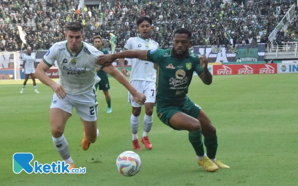 Foto Paulo Victor berusaha melewati hadangan pemain Persib Bandung, Sabtu (7/10/2023). (Foto : M.Khaesar/Ketik.co.id)