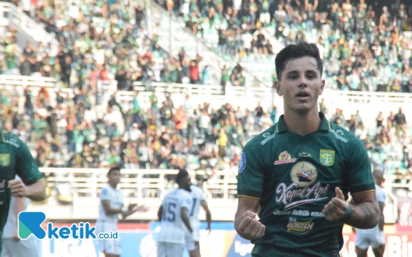 Foto Bruno Moureira menjadi andalan Persebaya dilini serang, Sabtu (7/10/2023). (Foto : M.Khaesar/ketik.co.id)