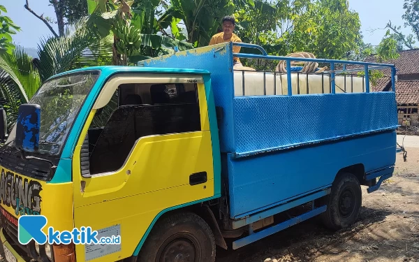 Foto Truk yang digunakan Edi untuk pengangkutan air bersih. (Foto: Al Ahmadi/ketik.co.id)