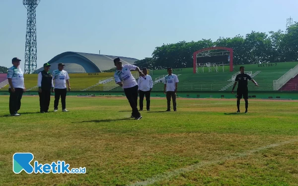 Foto Tendangan Penalti Gus Muhdlor tandai dimulainya kompetisi internal Askab PSSI Sidoarjo. ( Foto : Yudha Fury / Ketik.co.id)