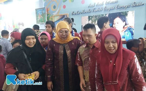 Foto Gubernur Khofifah berfoto bersama ABK di stand Dinsos Jatim, Minggu (8/10/2023).(Foto: Husni Habib/Ketik.co.id)