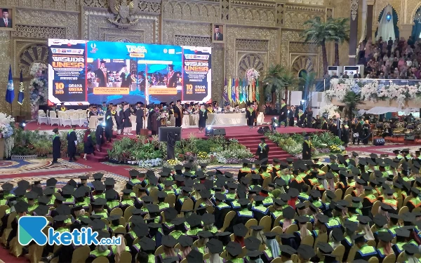 Foto Prosesi wisuda 1501 orang yang digelar di Graha Unesa, Selasa (10/10/2023). (Foto: Husni Habib/Ketik.co.id)