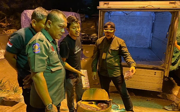 Foto Satpol PP Jatim bersama tim gabungan saat menggagalkan peredaran rokok ilegal yang akan dikirim ke Jakarta (Foto: Satpol PP Jatim)