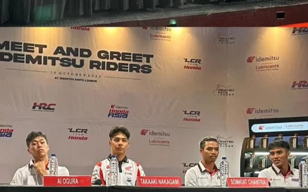 Foto Para pembalap Moto3, Moto2, dan MotoGP Honda di acara meet and greet bersama Idemitsu di Jakarta (10/10/2023). Dari kiri Ai Ogura, Takaaki Nakagami, Somkiat Chantra, dan Mario Aji. (Foto: Idemitsu Indonesia)