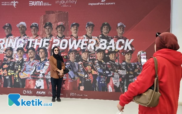 Foto Salah satu spot foto MotoGP Mandalika di Bandara Lombok yang digunakan untuk publik. (Foto: Naufal/Ketik.co.id)