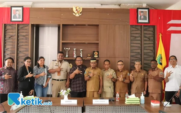 Foto Wakil bupati Hasbulla Furuada foto bersama dengan Kanwil BPN Papua Barat di ruang rapat kantor Bupati)