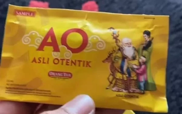 Foto Potret minuman sachet Asli Otentik kemasan sachet mengandung alkohol. (Foto: Whatssapp grup)