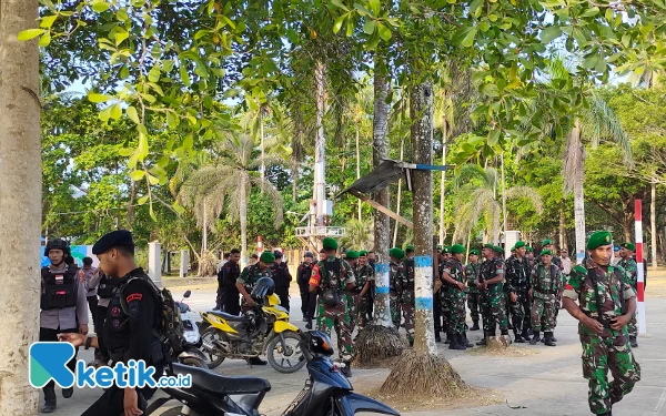 Foto Personil TNI-POLRI laksanakan gladi persiapan pembukaan kegiatan Festival di Raja Ampat. (Foto: Abhie/Ketik.co.id)