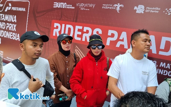 Foto Keluarga Mario Aji bersama Kiagus Firdaus (Manager Pribadi Mario Aji) saat menyaksikan Riders Parade di Kota Mataram. (Foto: Naufal/Ketik.co.id)