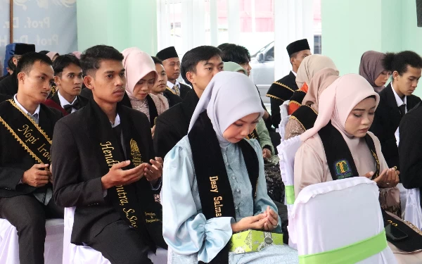 Foto (Foto: FUAD TV IAIN Curup)
Peserta Yudisium Sarjana Angkatan III Fakultas Ushuluddin Adab dan Dakwah IAIN curup