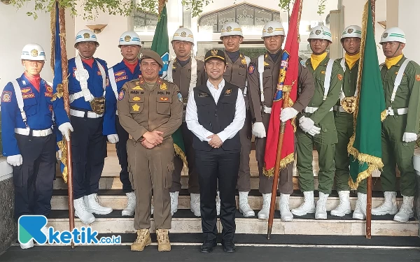 Foto Kepala Satpol PP Jatim Hadi Guntoro berfoto dengan Wakil Gubernur Jatim Emil Elistianto Dardak usai Upacara Kirab Pataka Jer Basuki Mawa Beya. (Foto: Husni Habib/Ketik.co.id)