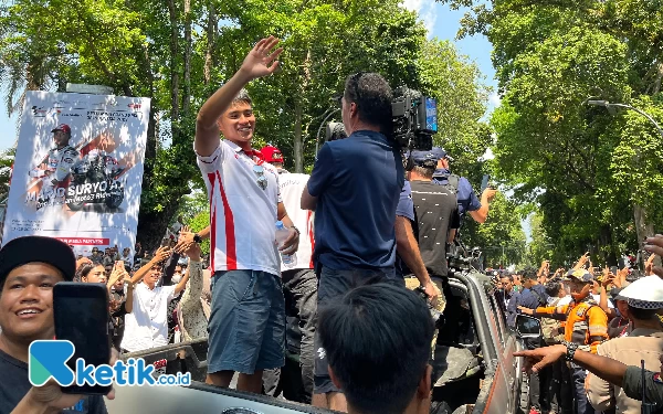 Thumbnail Berita - [Berita Foto] Antusiasme Masyarakat Mataram Menyaksikan Parade Pembalap GP Mandalika