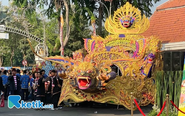 Foto Mobil hias Karnaval dari Madura yang memeriahkan HUT Jatim ke 78 tahun di Grahadi. (12/10/2023). (Foto: Shinta Miranda/Ketik.co.id)