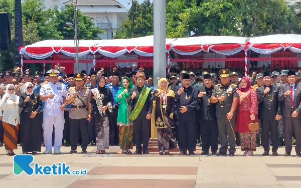 Foto Khofifah dan Emil saat berfoto dengan sejumlah pejabat OPD dan Forkopimda Jawa Timur. (Foto: Husni Habib/Ketik.co.id)