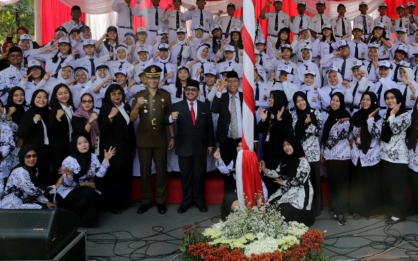 Foto Foto bersama setelah melaksanakan Upacara HUT Jatim. (Foto: Humas Pemkot Surabaya)