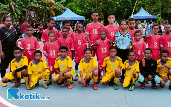 Foto Foto bersama RT Cendrawasih 2 bersama RT Andaair untuk memperebutkan Juara 1 pertandingan futsal usia 12 tahun di lapangan andaair Kaimana (foto La Jen,)