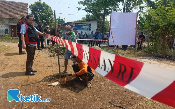 Foto Kasipidsus Kejari Sidoarjo, FrangkyJohn Franky Yanafia Ariandi saat melakukan penyitaan sekaligus memasang pembatas dua aset tanah seluas 3.882 meter persegi untuk penyidikan. (Foto : Yudha Fury / Ketik.co.id)