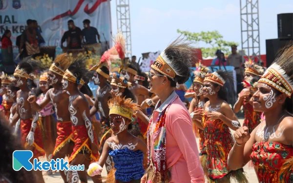 Foto Tim OASE-KIM warnai pembukaan Festival Gemarikan di Raja Ampat.(Foto: Abhie/Ketik.co.id)