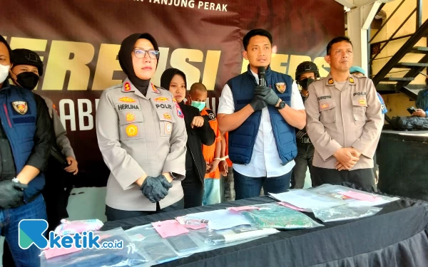 Foto Polres Pelabuhan Tanjung Perak menangkap ketiga pelaku yang mengaku anggota polisi dan peras korbannya, Kamis (12/10/2023). (Foto : M.Khaesar/Ketik.co.id)