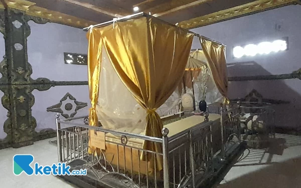 Foto Makam Sang Putri yang selalu terjaga kebersihannya. (Foto : Yudha Fury / Ketik.co.id)