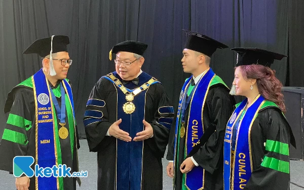 Foto Rektor Universitas Ciputra sedang berbincang-bincang dengan keluarga dr. Jimmy. (Foto: Shinta Miranda/Ketik.co.id)