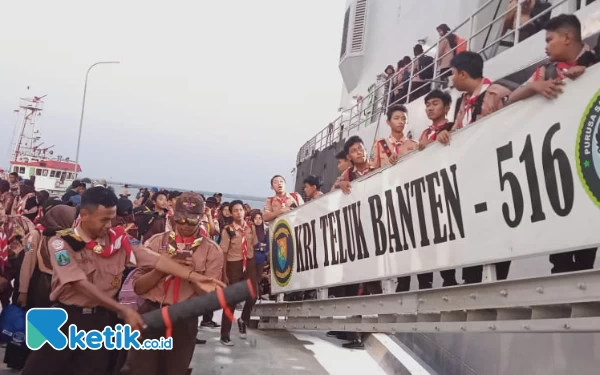 Foto Sebelum masuk kapal KRI Teluk Banten,  seluruh peserta dicek sesuai data dari panitia.  (foto: Sutejo Rc/ketik.co.id)