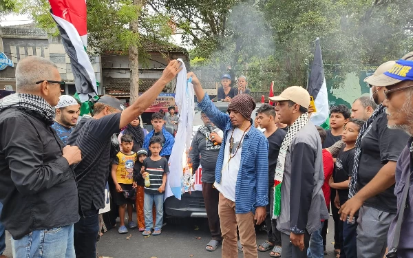 Thumbnail Berita - Robek dan Bakar Bendera Israel Warnai Aksi Damai ABI dan Kumail Bondowoso untuk Palestina