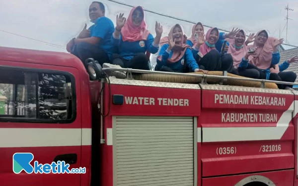 Foto FOTO 2 : Peserta dari Puskesmas Plumpang  menjajal mencoba naik kendaraan Damkar Tuban (Foto : Ahmad Istihar/Ketik.co.id)